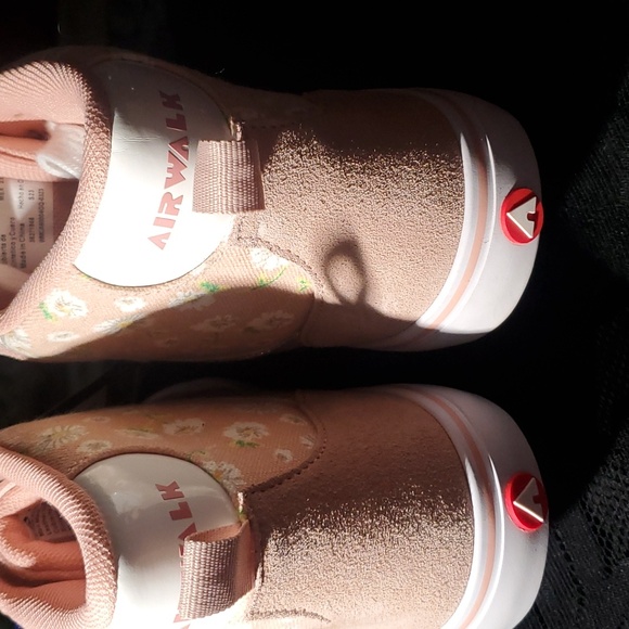 New with tags girls Airwalk sneakers - Picture 6 of 6
